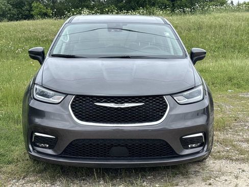 Used 2023 Chrysler Pacifica Touring-L FWD image 2