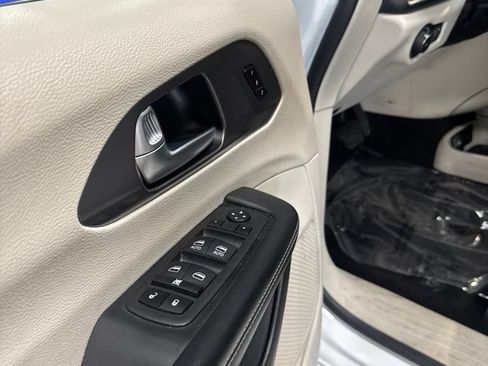 Used 2023 Chrysler Pacifica Touring-L FWD image 10