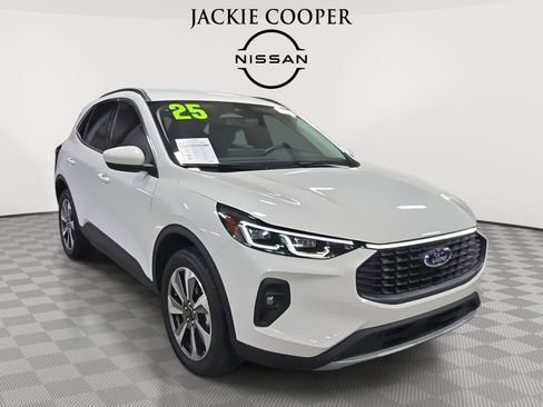 Used 2025 Ford Escape Platinum image 3