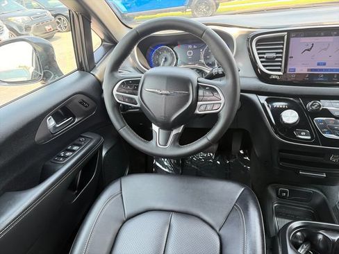 Used 2025 Chrysler Pacifica Select FWD image 30
