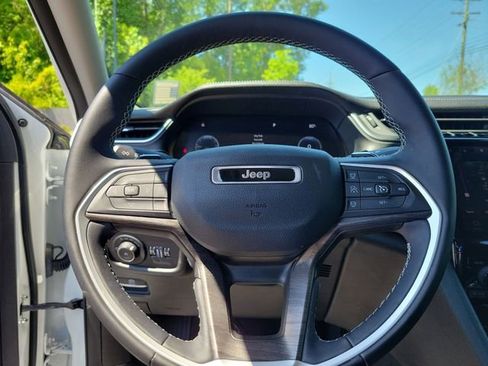 Used 2023 Jeep Grand Cherokee L Limited w/ Luxury Tech Group II RWD image 24
