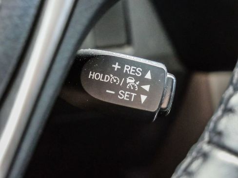 Used 2018 Toyota RAV4 Limited FWD image 31