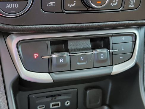 Used 2024 GMC Terrain SLT AWD/4WD image 24