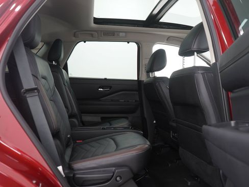 Used 2024 Nissan Pathfinder Platinum AWD/4WD image 13