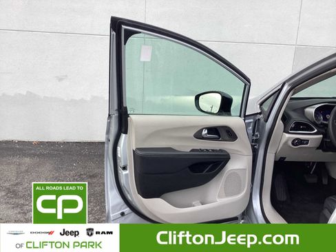 Certified 2024 Chrysler Pacifica Touring-L image 15