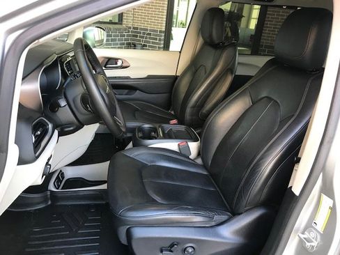 Used 2018 Chrysler Pacifica Touring-L image 6