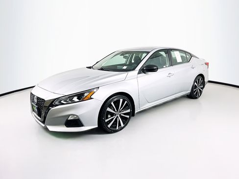 Used 2021 Nissan Altima 2.5 SR w/ SR Premium Package image 3