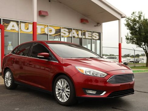 Used 2017 Ford Focus Titanium FWD image 3