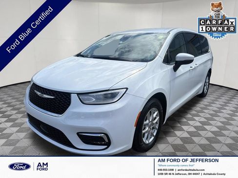 Used 2023 Chrysler Pacifica Touring-L FWD image 1