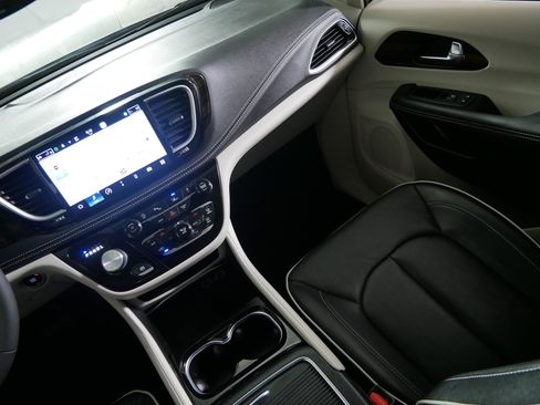 Used 2023 Chrysler Pacifica Limited AWD/4WD image 11