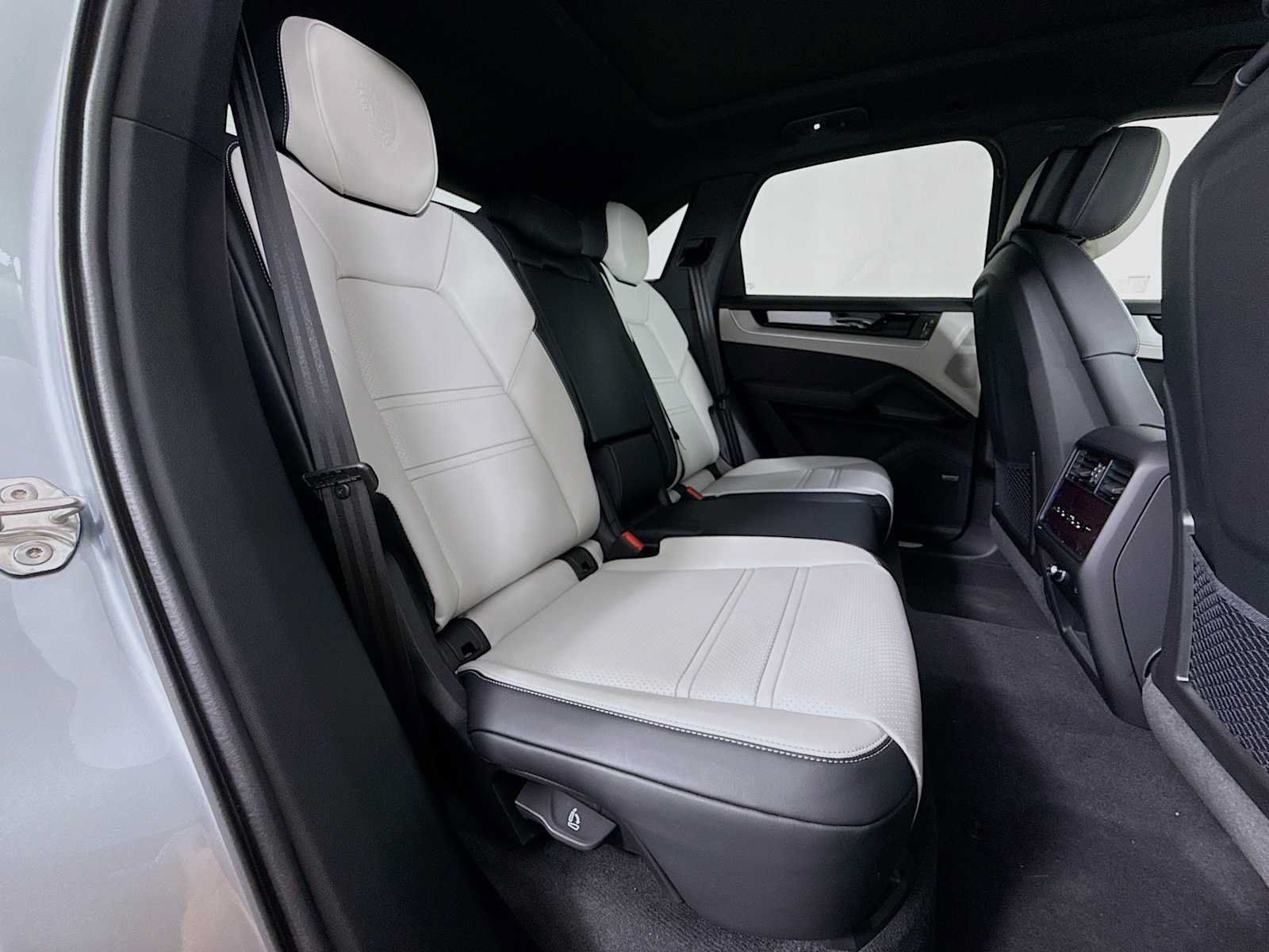 Used 2026 Porsche Cayenne AWD/4WD image 28