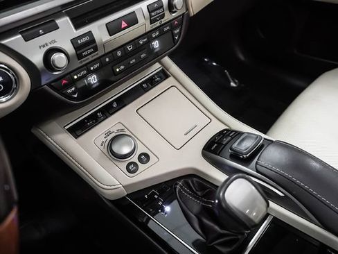 Used 2018 Lexus ES 300h w/ Navigation Package image 16