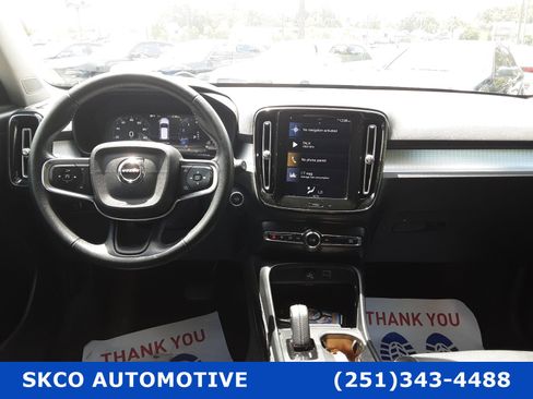 Used 2021 Volvo XC40 T4 Momentum image 15