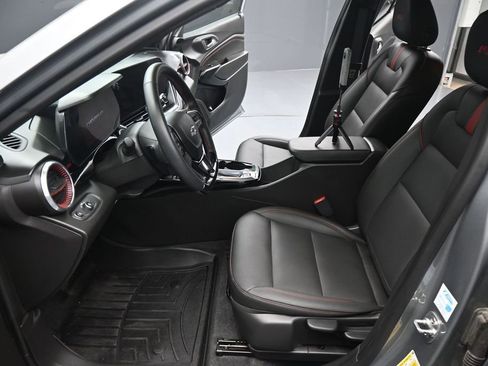 Used 2025 Chevrolet Trax RS w/ Sunroof Package FWD image 21