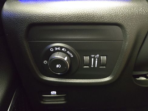 Used 2022 Jeep Grand Cherokee L Overland w/ Luxury Tech Group IV AWD/4WD image 32