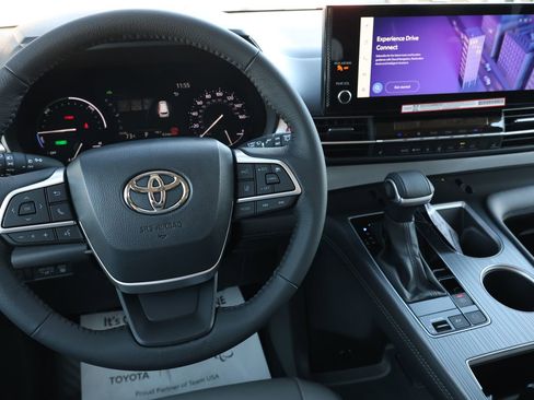 New 2026 Toyota Sienna XLE image 17