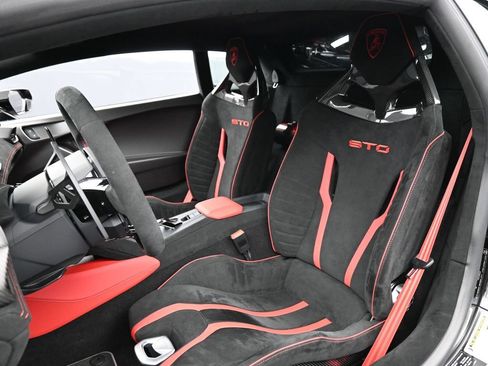 Used 2024 Lamborghini Huracan STO RWD image 5