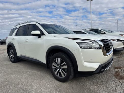 Used 2024 Nissan Pathfinder SL image 3