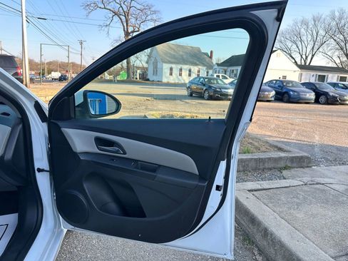 Used 2016 Chevrolet Cruze LT image 18