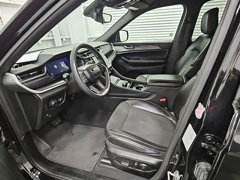 Used 2024 Jeep Grand Cherokee L Laredo image 11