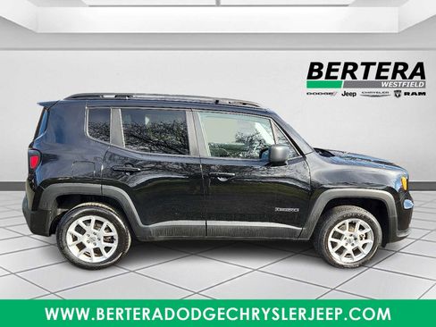 Certified 2022 Jeep Renegade Latitude w/ Convenience Group AWD/4WD image 7