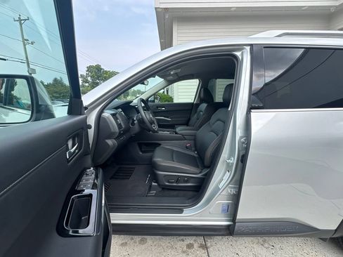 Used 2025 Nissan Pathfinder SL AWD/4WD image 11