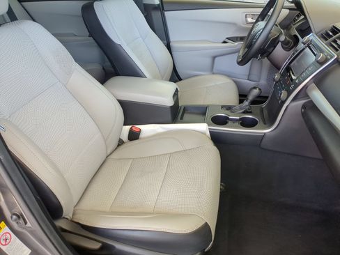 Used 2016 Toyota Camry SE w/ Moonroof Package FWD image 27