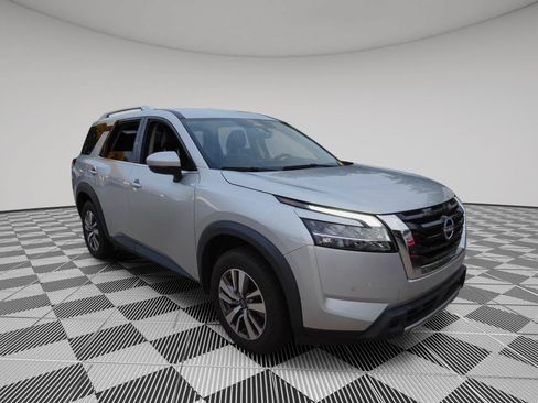 Used 2023 Nissan Pathfinder SL AWD/4WD image 3