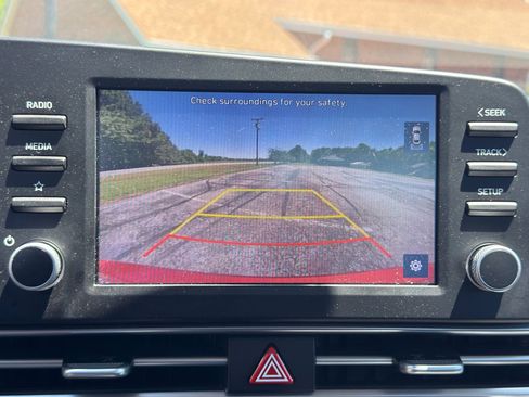Used 2022 Hyundai Elantra SEL FWD image 17