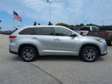 Used 2017 Toyota Highlander XLE image 3