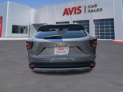 Used 2025 Chevrolet Trax LT w/ LT Convenience Package FWD image 7