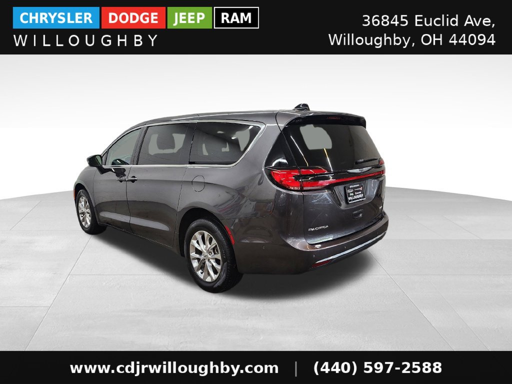 Used 2023 Chrysler Pacifica Touring-L AWD/4WD image 7
