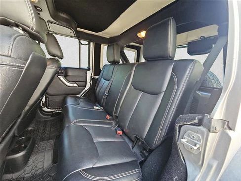 Used 2015 Jeep Wrangler Unlimited Rubicon w/ Connectivity Group AWD/4WD image 17