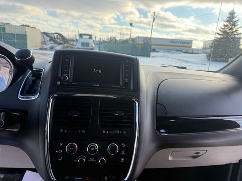 Used 2019 Dodge Grand Caravan SXT image 20