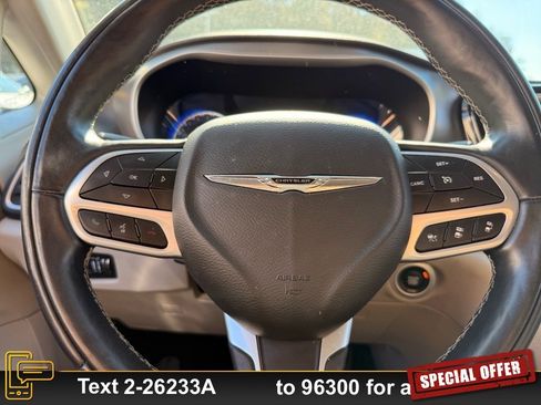 Used 2022 Chrysler Pacifica Touring-L image 16
