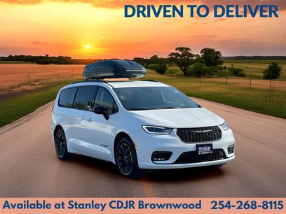 New 2025 Chrysler Pacifica Select w/ Fav Edition Package