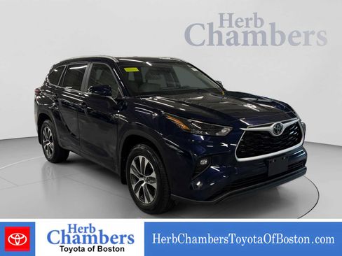 Used 2024 Toyota Highlander XLE AWD/4WD image 1