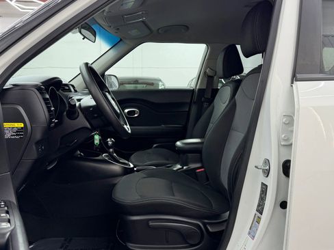 Used 2018 Kia Soul + image 9