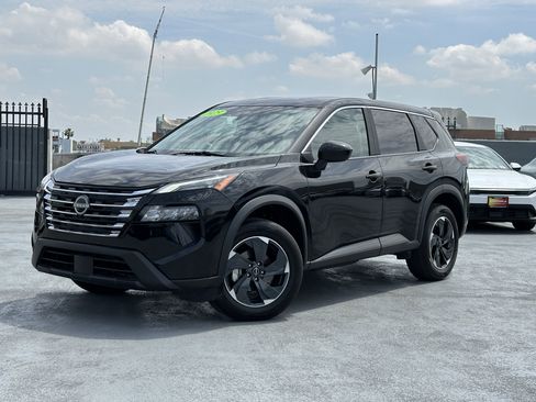 Used 2025 Nissan Rogue SV image 2