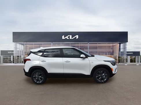 New 2026 Kia Seltos LX FWD image 2