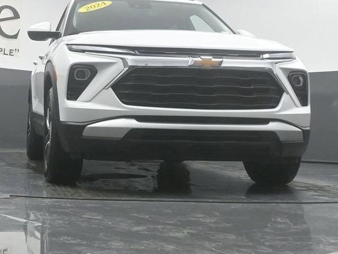 Used 2024 Chevrolet TrailBlazer LT w/ LT Cold Weather Package FWD image 3