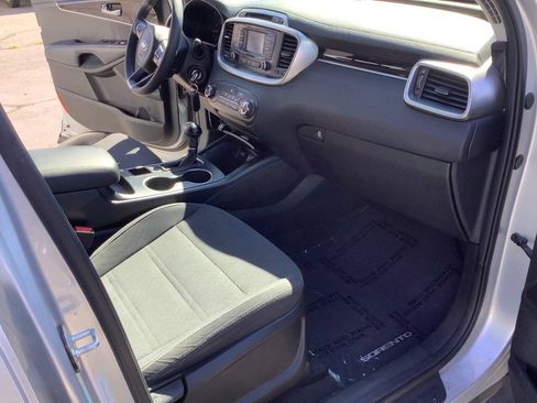 Used 2018 Kia Sorento LX AWD/4WD image 35