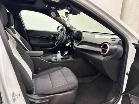 Used 2025 Chevrolet Trax RS w/ Sunroof Package FWD image 15