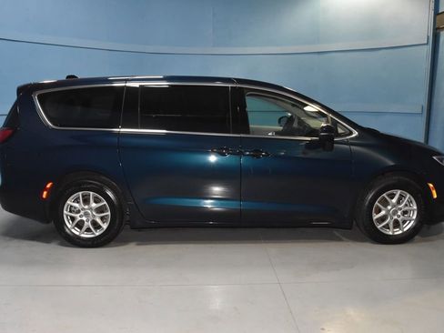 Used 2023 Chrysler Pacifica Touring-L FWD image 24