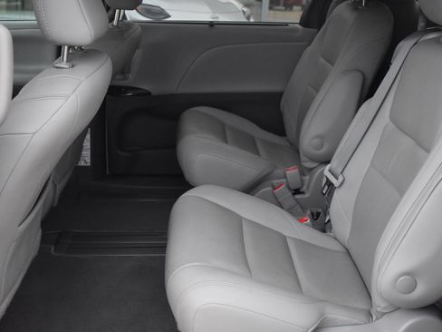 Used 2020 Toyota Sienna XLE image 34