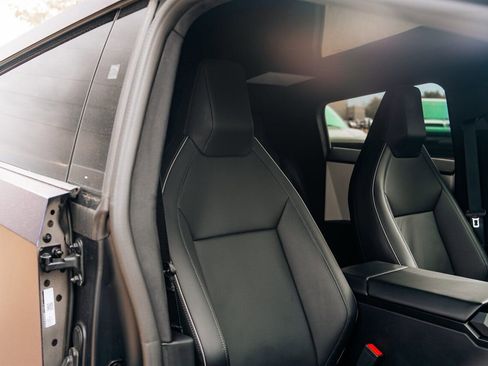 Used 2024 Tesla Cybertruck AWD Crew Cab image 41