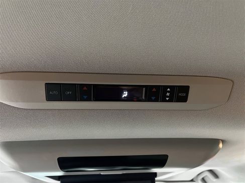 Used 2022 Toyota Sienna Limited image 28