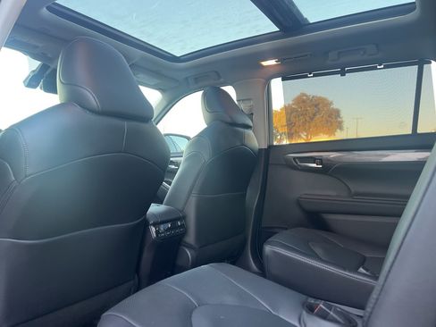 Used 2025 Toyota Highlander Platinum image 16