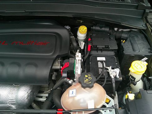 Used 2016 Jeep Renegade Limited w/ Safety & Security Group image 44