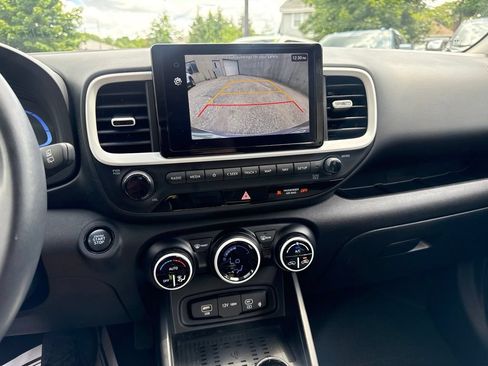 Certified 2024 Hyundai Venue Limited FWD image 28